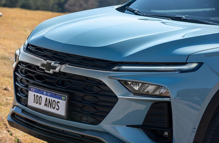 El diseño visual de la Chevrolet Tracker se caracteriza por el contraste entre el nuevo color de carrocería Azul Noronha y detalles oscurecidos