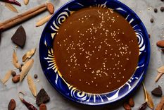 Disfruta una salsa picante mole con esta receta paso a paso.