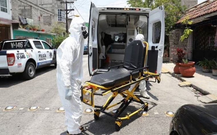 El hombre fue a renovar su licencia con el cadáver en la ambulancia