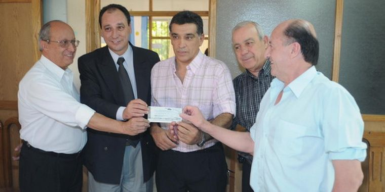 Del Río realizó un importante aporte económico a los vecinos de Medrano. Foto: Prensa Rivadavia