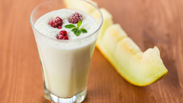 El licuado de melón es un clásico del verano, y esta receta se hace en pocos minutos. El licuado de melón es un clásico del verano, y esta receta se hace en pocos minutos.