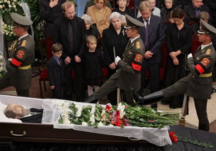 La familia de Alexander Solzhenitsina en la ceremonia de despedida en la capilla ardiente. Foto: EFE