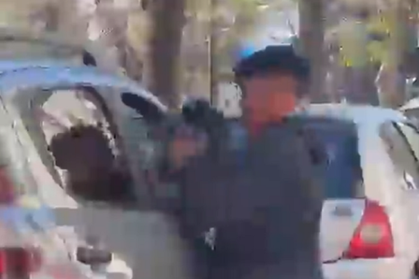 El momento en el que el delincuente se lleva la mochila Foto: Captura de pantalla