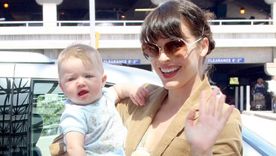 Milla Jovovich cargando a la pequeña Ever Anderson cuando todavía era una bebé.