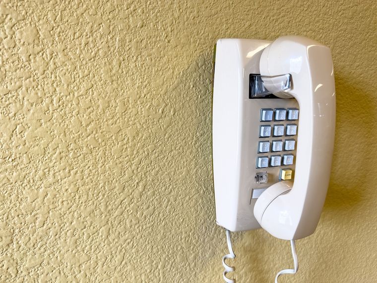 LIMPIAR HAY PERSONAS QUE ELIGEN LOS TELÉFONOS DE PARED PARA DECORAR LA CASA CON TEMÁTICA VINTAGE Foto: Shutterstock