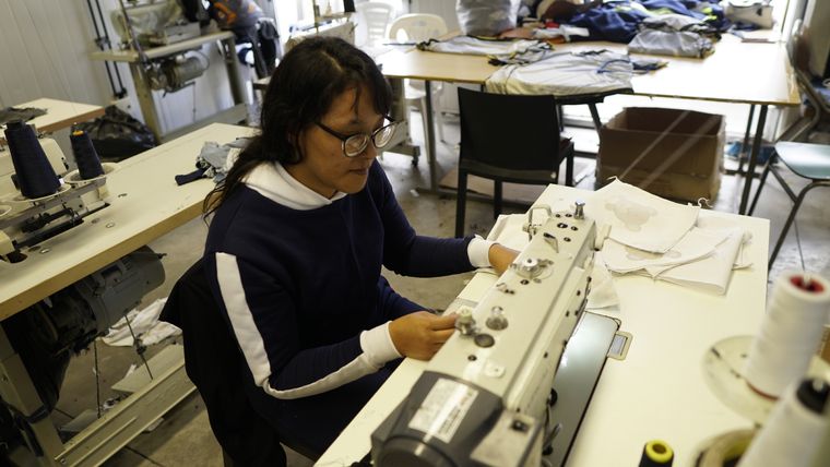 Aprender un oficio es un plus para muchas de las personas que trabajan en Sanca Sport que, por primera vez en su vida, tienen la oportunidad de trabajar Foto: Julián Volpe - MDZ
