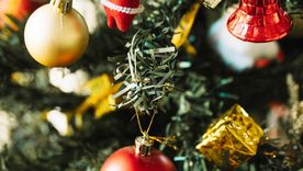 Además de las clásicas esferas, hay ciertos amuletos que no pueden faltar en el arbolito de Navidad para atraer buenas energías y prosperidad.