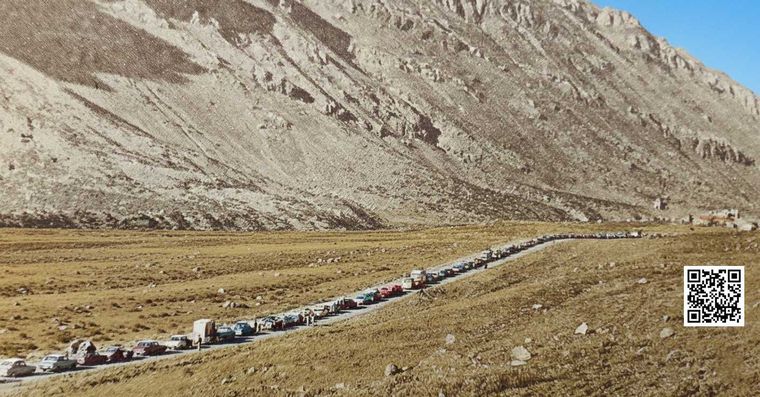 Largas filas de vehículos para cruzar a Chile en la década del '80. Foto de Mendoza Antigua. Largas filas de vehículos para cruzar a Chile en la década del '80. Foto de Mendoza Antigua.