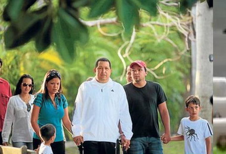 De la mano con Gabriela, la heredera política y Huguito. Foto: Publicada en Perfil