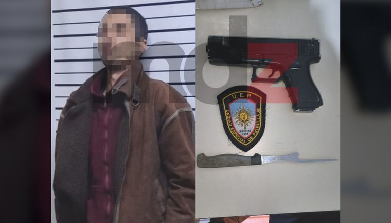 El sospechoso que fue detenido tras la persecución y las armas incautadas. (Se pixela el rostro porque puede pasar a rueda de personas)