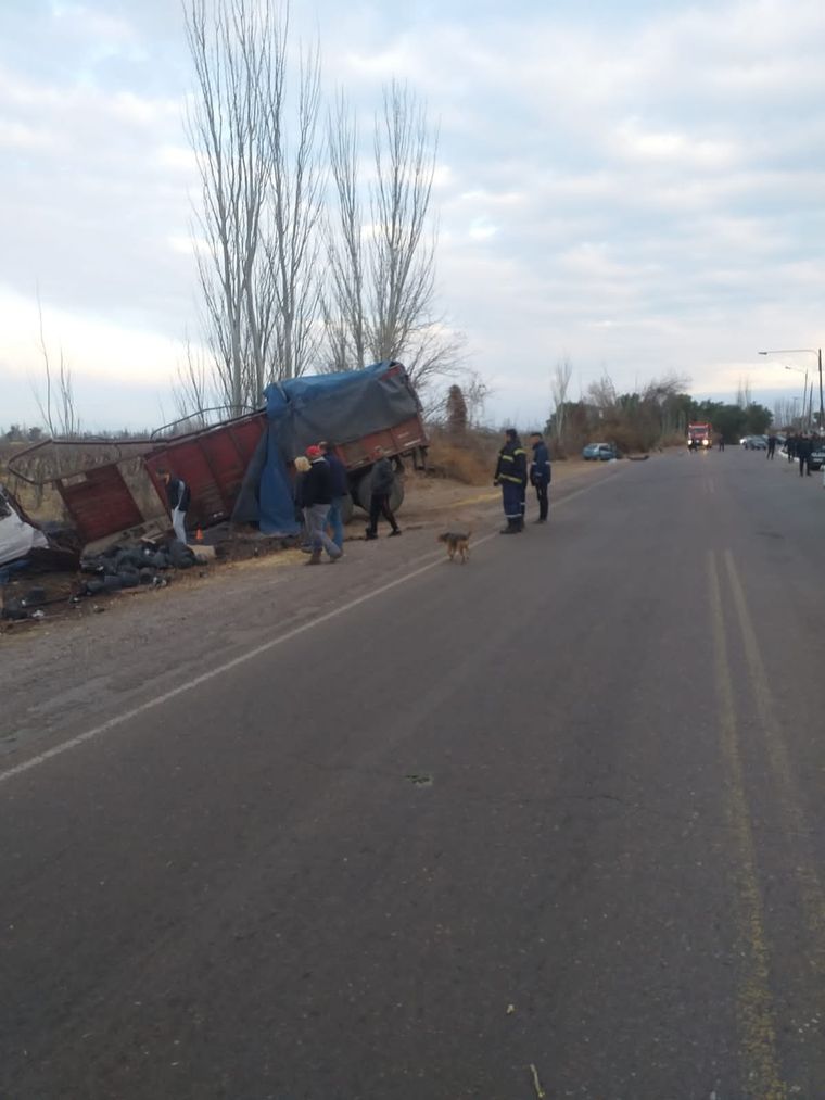El camión cayó en un zanjón