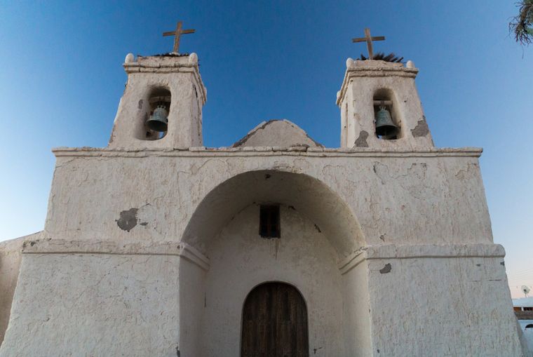 Este pueblo de Antofagasta conserva una iglesia de adobe y madera de cactus que se volvió una de las imágenes más fuertes del norte chileno.