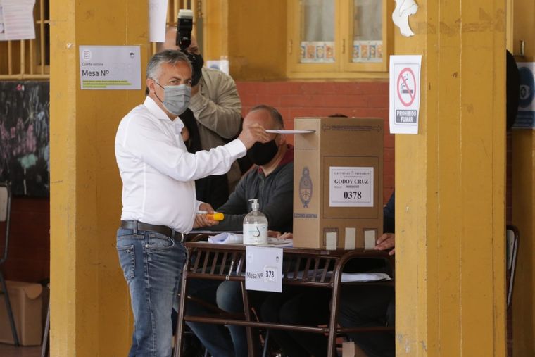 Alfredo Cornejo votó alrededor de las 11 de la mañana y luego... se fue con un peronista Foto: Maximiliano (Chimi) Ríos