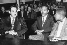 Uno de los hombres indultados, Walter Irvin, con sus abogados durante su nuevo juicio en 1952. Foto: GETTY IMAGES