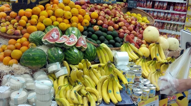 Frutas y verduras están entre los alimentos que más subieron en el último mes.