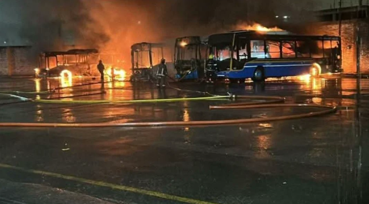 El incendio causó la destrucción de varios colectivos.