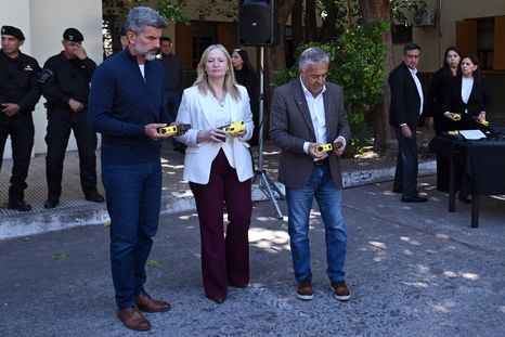 El gobernador Alfredo Cornejo entregó pistolas taser junto a la vicegobernadora, Hebe Casado; y el intendente Ulpiano Suarez. El gobernador Alfredo Cornejo entregó pistolas taser junto a la vicegobernadora, Hebe Casado; y el intendente Ulpiano Suarez.