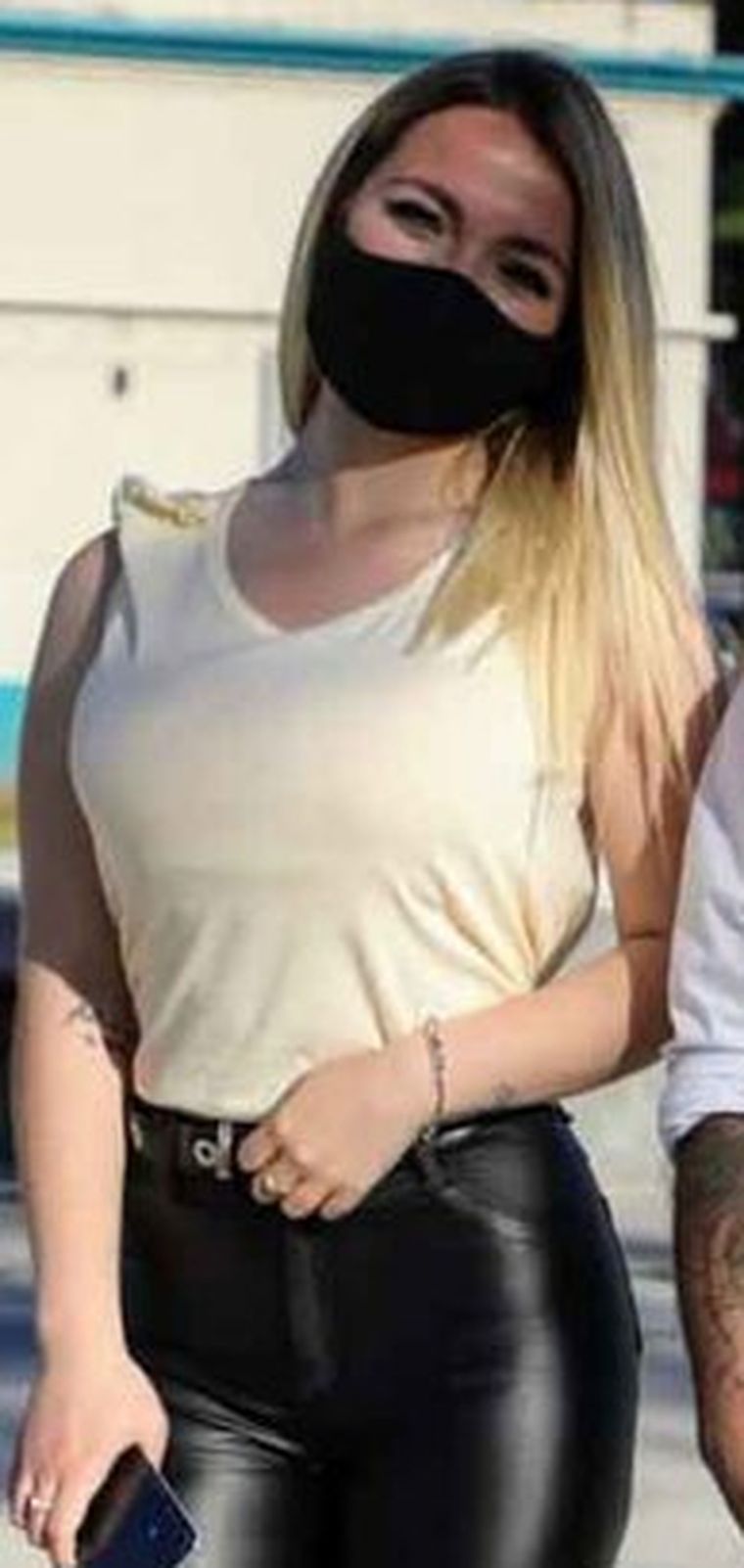 Stefanía tiene 18 años