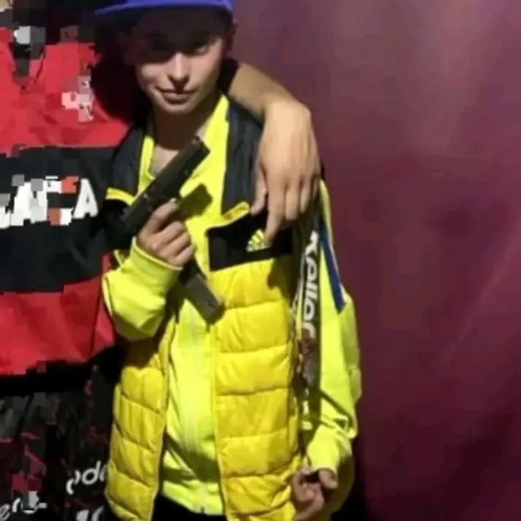 Un joven de 20 años fue hallado muerto en su vivienda de la ciudad de La Plata y horas después sus amigos lo despidieron con un ruidoso ritual “tumbero” que incluyó disparos al aire y cortes de motocicletas.&nbsp;