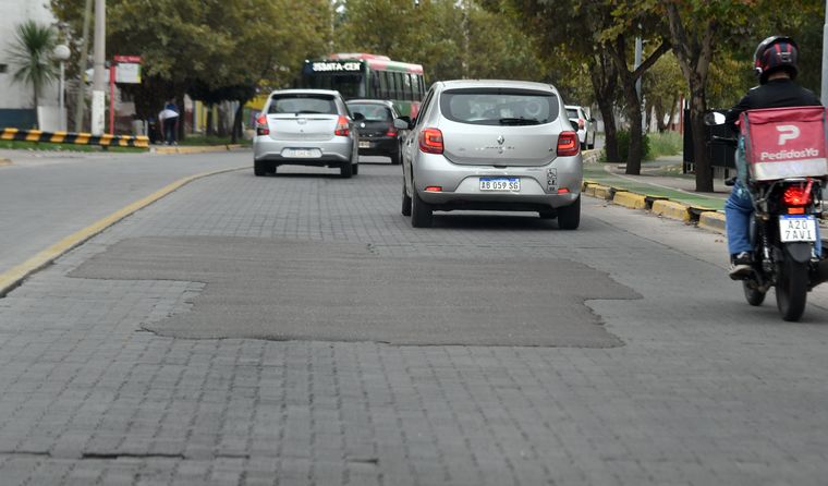 La combinación de desgaste y parches con asfalto genera preocupación por la durabilidad del adoquinado en Mendoza.