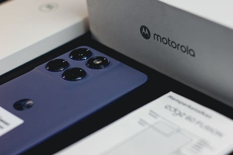 Motorola renueva su línea de teléfonos inteligentes con procesadores de alta velocidad, pantallas ultrabrillantes y resistencia militar.