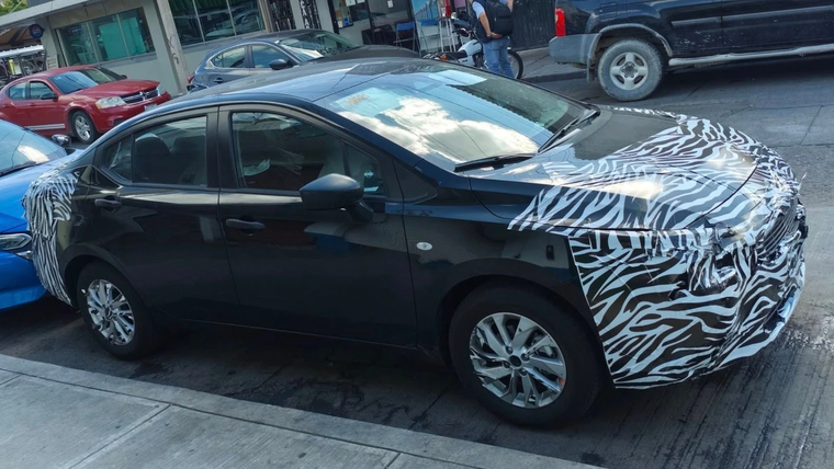 El nuevo Nissan Versa 2026 fue visto en pruebas cerca de la planta de Aguascalientes El nuevo Nissan Versa 2026 fue visto en pruebas cerca de la planta de Aguascalientes
