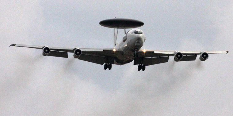 Aviones de rastreo llegan a las bases italianas. Foto: efe