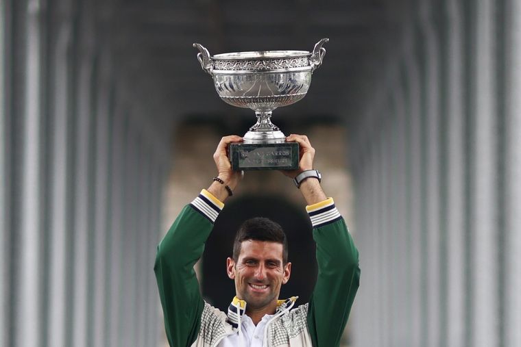 Djokovic y el trofeo de Roland Garros en París Foto: EFE