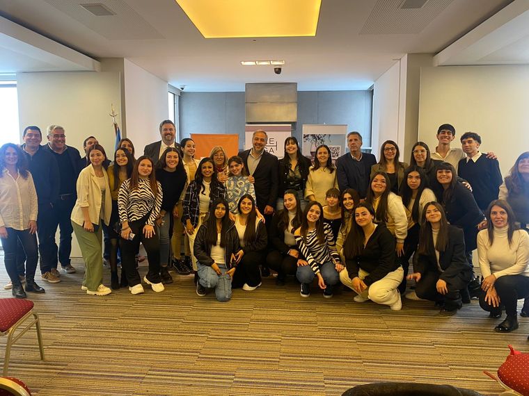 Matías Stevanato, intendente de Maipú, junto a representantes de Grupo Bemberg y Aehga y una foto con los jóvenes beneficiarios. Foto: Gentileza