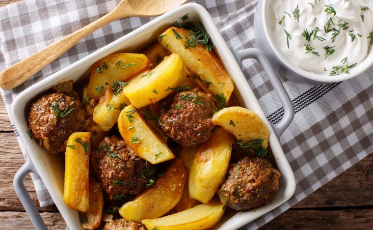 Patatas con albóndigas Una receta simple y deliciosa en pocos minutos Foto: Shutterstock