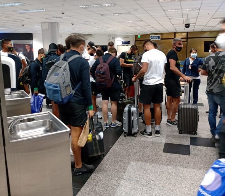 El plantel llegó anoche a Asunción y en la madrugada se sumaron los tres futbolistas que habían dado positivo. Foto: Defensa y Justicia