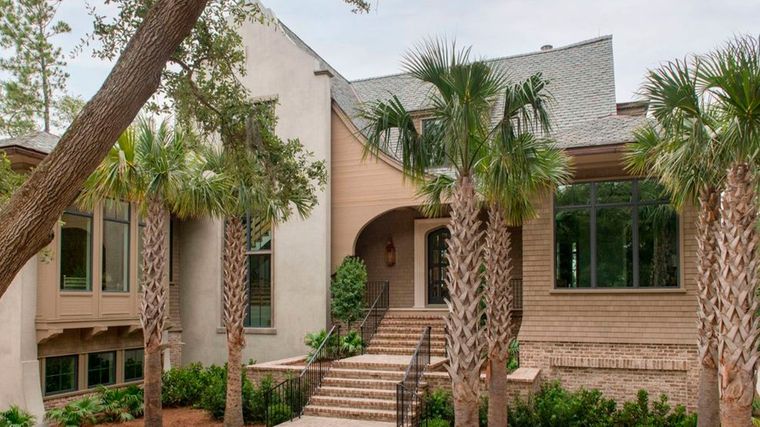 La iluminación exterior y las plantas pueden contribuir a mejorar la seguridad de una vivienda. Foto: Katie Charlotte