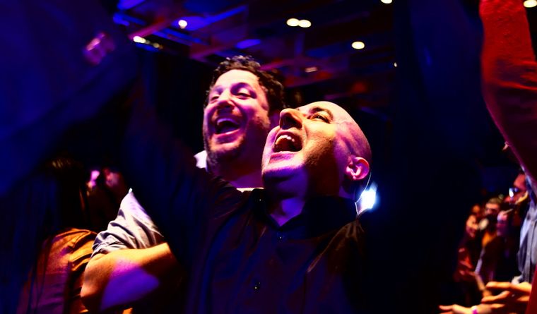 Simpatizantes de Javier Milei Simpatizantes de Javier Milei celebrando su triunfo en la compulsa. Foto: Efe.