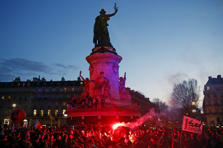 Continúan los disturbios en Francia por la reforma impulsada por Emmanuel Macron Foto: EFE