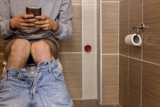 Estar más de 10 minutos sentado en el inodoro puede causar graves problemas