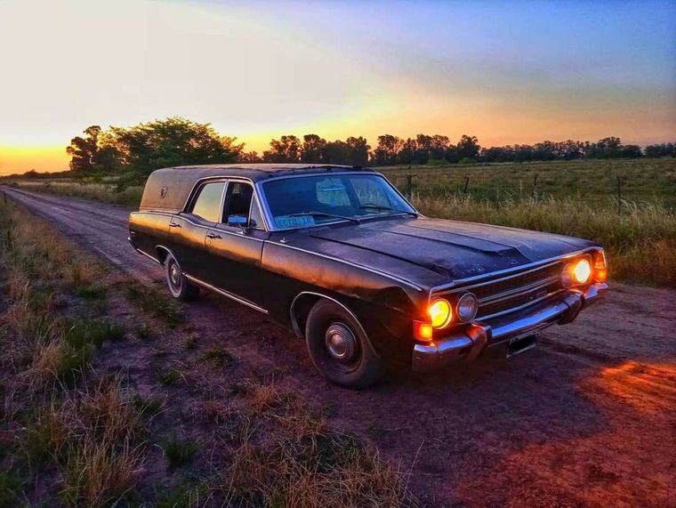 El creador del club es propietario de una carroza Ford Fairlane color negro y suele ser requerido para filmar series, hacer bromas futbolísticas y fiestas temáticas por Halloween Foto: Instagram @hearse_club_argentina