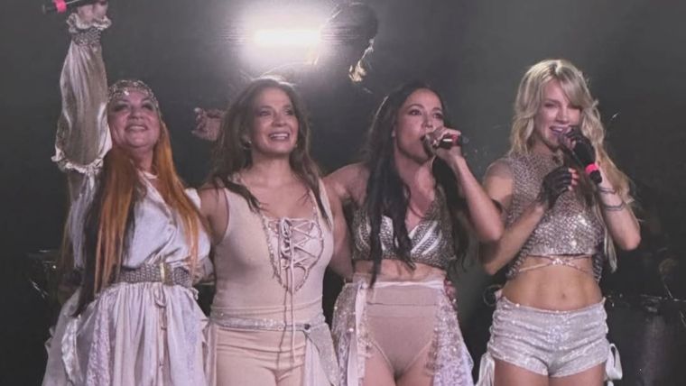 El cuarteto actual de Bandana brilló en una noche a puro pop y recuerdos en el Gran Rex. / Instagram @virginiadacuhna