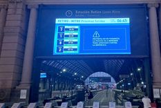 Los carteles que el Gobierno montó en las estaciones de trenes ante una nueva marcha de jubilados en las afueras del Congreso Foto: @madorni Los carteles que el Gobierno montó en las estaciones de trenes ante una nueva marcha de jubilados en las afueras del Congreso Foto: @madorni