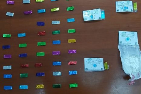 Secuestraron envoltorios de papel glasé con cocaína, cocaína granulada y cigarrillos de marihuana en San Martín.