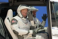 Los astronautas viajan en un vehículo Tesla hasta la nave de lanzamiento, como se ve en esta imagen tomada durante uno de los ensayos de la misión.