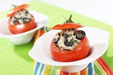 Seguí el paso a paso de la receta de tomates rellenos con atún y aceitunas más sabrosa.