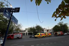 Bomberos, policías y personal del SEC trabajó en el lugar tras la muerte de la mujer.