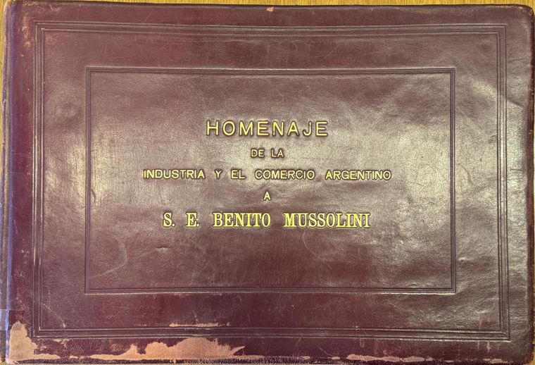 La tapa de un ejemplar del libro en homenaje a Mussolini que posee Cristina Fernández de Kirchner. Foto: MDZ/Franco Occhipinti La tapa de un ejemplar del libro en homenaje a Mussolini que posee Cristina Fernández de Kirchner. Foto: MDZ/Franco Occhipinti