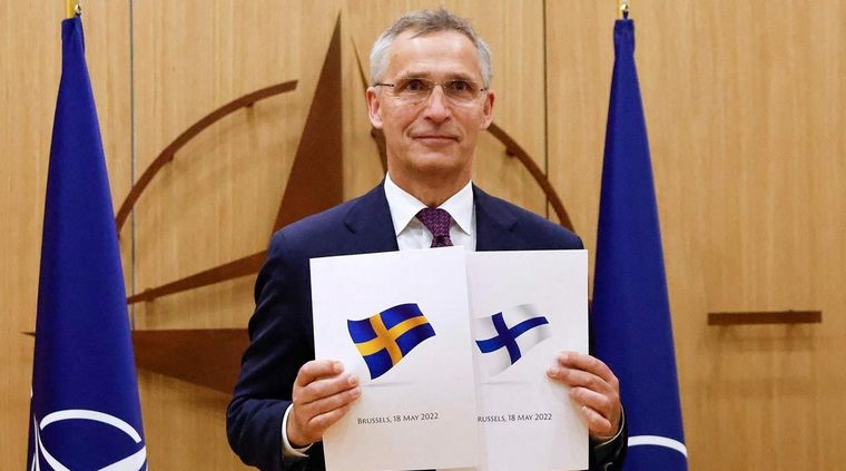 Jens Stoltenberg muestra, satisfecho, las adhesiones de los dos nuevos miembros de la OTAN. Foto: Nato.