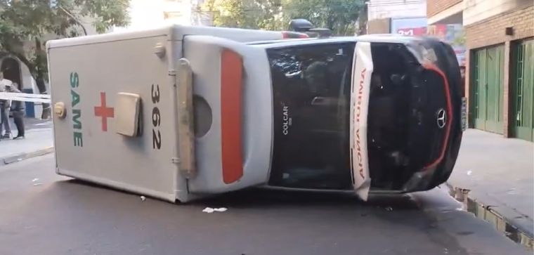 Así quedó la ambulancia tras el vuelco Foto: Captura X @hector_motocam