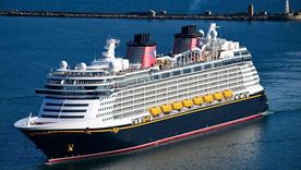 El crucero Disney Dream, aquí visto desde el agua, tiene capacidad para 4.000 pasajeros. El crucero Disney Dream, aquí visto desde el agua, tiene capacidad para 4.000 pasajeros.