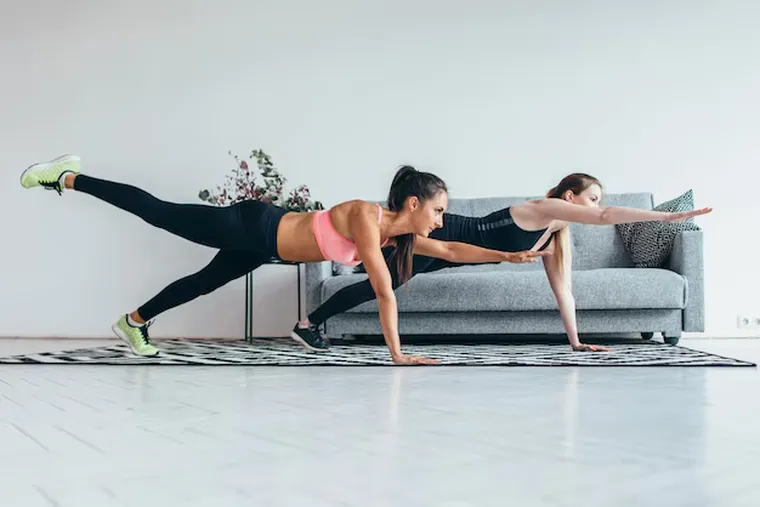 La plancha con elevación tonifica el abdomen. La plancha con elevación tonifica el abdomen. 