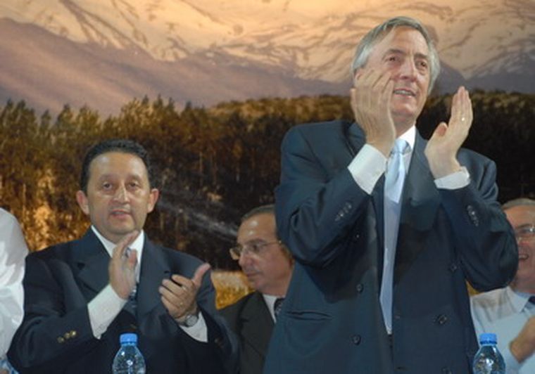 Celso Jaque aplaude a Néstor Kirchner. Foto: MDZ