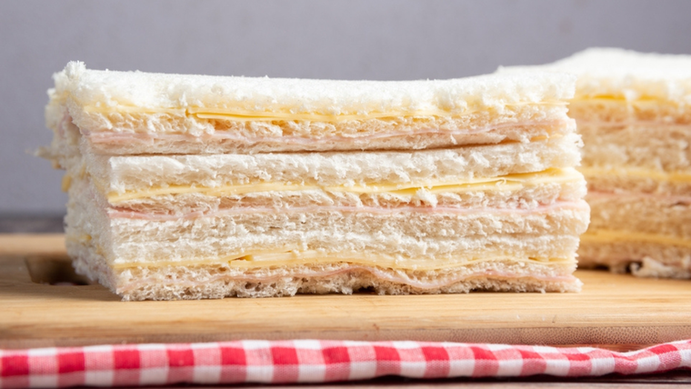 Clásico de Nochebuena: receta de sándwiches de miga de jamón y queso.