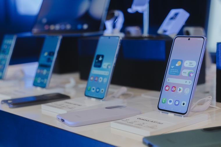 Samsung refuerza su línea Galaxy A con dos nuevos modelos de gama media.
